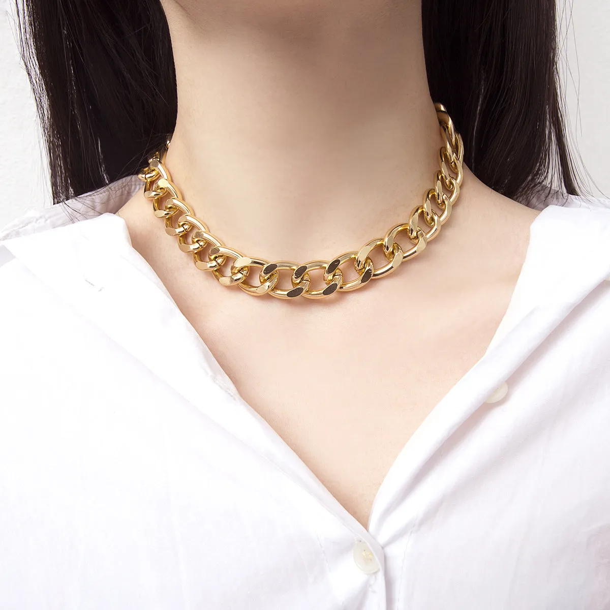 Extravagant Chain Necklace with Retro Flair